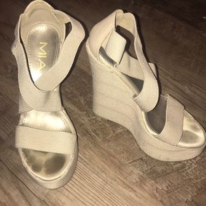 Mia taupe wedges size 6